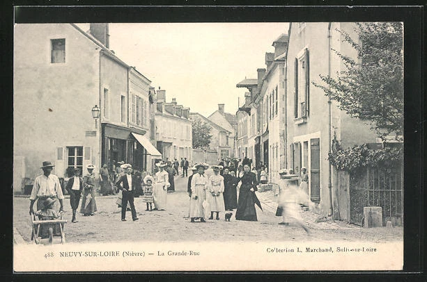 CPA Neuvy-sur-Loire, La Grande-Rue, street view