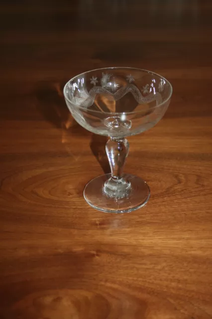 Coupe à champagne ancienne gravée avec étoiles