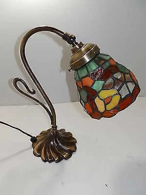 Lampada da tavolo in ottone anticato con paralume in vetro Tiffany arancio unico