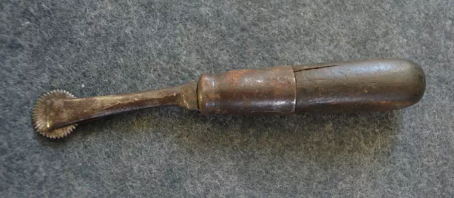 Antique Early American 19Th Century Wood Handled Iron Pie Crimper