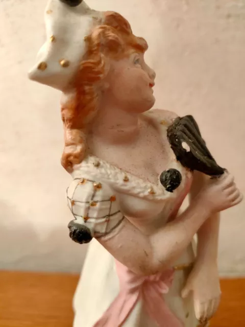 Statuette "jeune femme" en biscuit