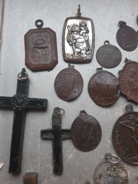 SCHROTT Kirche- Kreuze Amulette christliche Anhänger Wehrmachtsamulett Abrißfund 2