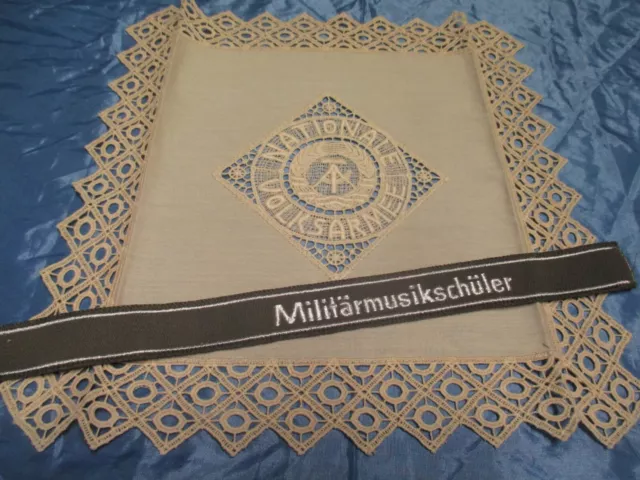 Ärmelband  " Militärmusikschüler " +  Deckchen ( Plauen ) , Militaria DDR , # 09