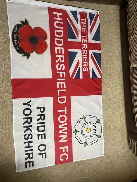 Huddersfield Town FC Flagge 5 Fuß mal 3 Fuß - Huddersfield Flagge brandneu versiegelt groß