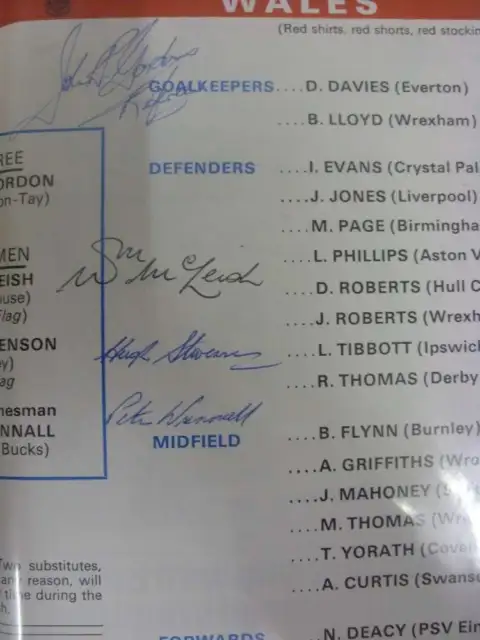31/05/1977 Autographed Programme: England v Wales [At Wembley] - 4 Signature(s)
