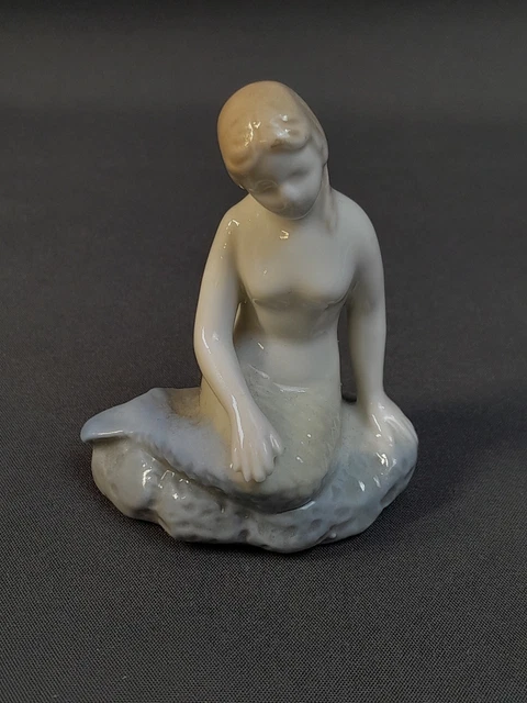 Sujet en Porcelaine Royal Copenhague Enfant du Groënland - Galerie Maxime Marché Vernaison Puces de Saint Ouen