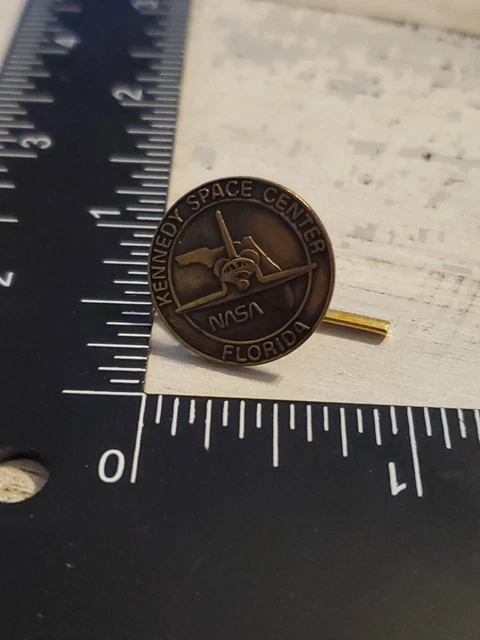 Kennedy Space Center NASA metal enamel Pin space shuttle with chain om