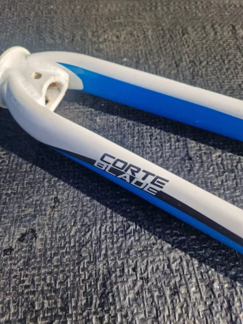 Carrera corte blade road bike deals