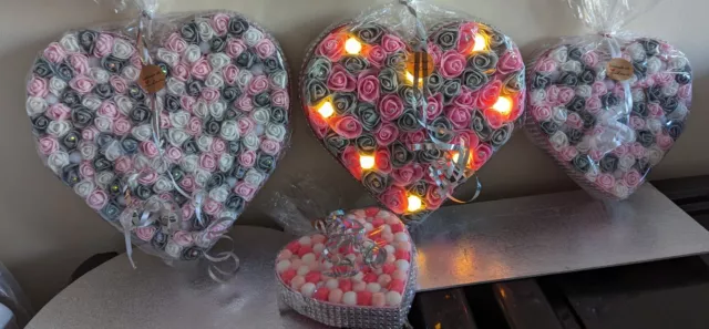 Corazón Hecho a Mano con Rosas de Espuma Blanco/rosa/gris 16 cm con Diamantes y Luces.