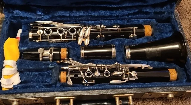 BUNDY Bb CLARINET -- Refurbished