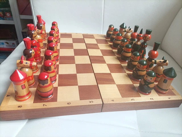 Jeu D'échecs Soviétique Vintage Années 80 - Pions En Bois Peints Style Matriochka