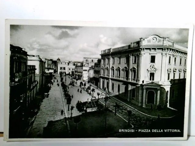 Brindisi. Piazza della Vittoria. Vecchia cartolina s/w. Partita in piazza, vista strada, G