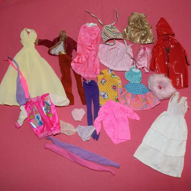 LOT DE 23 vêtements robes pantalons Barbie Mattel vintage EUR 24,00 -  PicClick FR