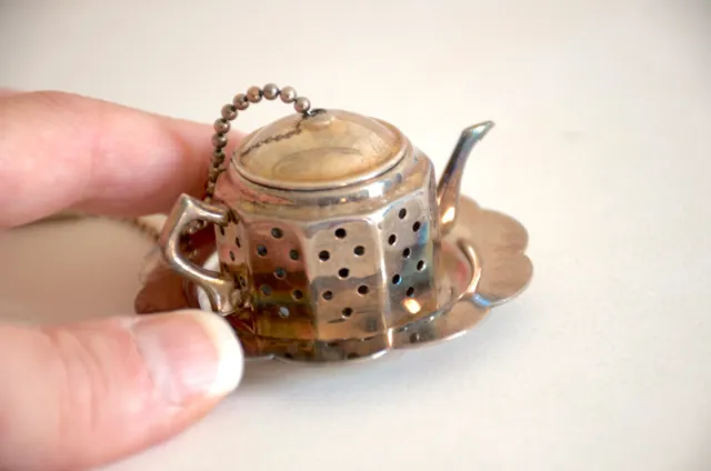 VINTAGE SILVER PLATE TEA STRAINER. RETRO TEAPOT SHAPED INFUSER. Made in England