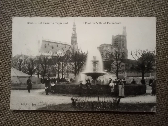 Cpa Sens Jet D Eau Du Tapis Vert Hôtel De Ville Et Cathédrale