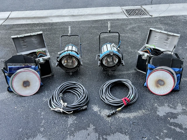 - 2x Arri Fersnel 1200W HMI LIGHT KITS with Stands - 2x Arri Fersnel 1200W HMI LIGHT KITS with Stands