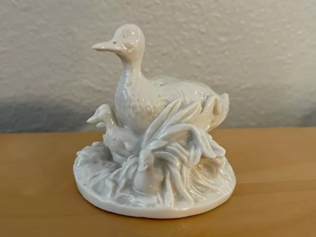 Antique Allemand Nymphenburg Porcelaine Blanc De Chine Canard Figurine Groupe