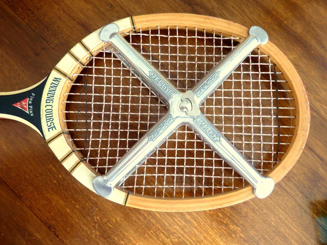 Ancienne raquette de tennis en bois , Hilton Pierre Barthes collection ou déco vintage, cordes parfaitement tendues - Décoration