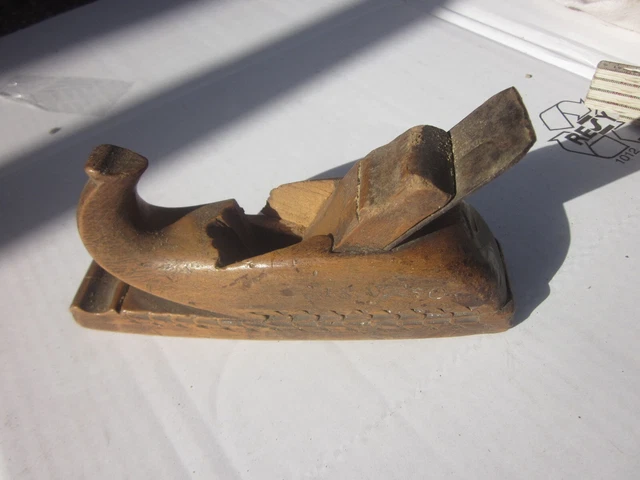 38745 antiker alter Hobel Grundhobel geschnitzt 1850 Fehlstelle 19cm