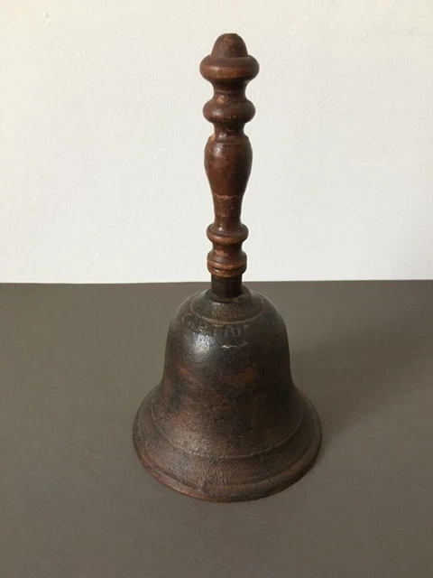 Cloche En Laiton, Exquis Cloche à Main Antique Appel à Main à Motif Sculpté Cloche à Main En Laiton Avec Poignée Arrondie Pour Dîner Mariage Faire La Fête École Familiale (GOLD