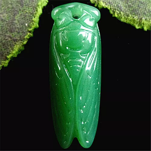 Verre (faux jade) percé au motif de cigale insecte sculpté