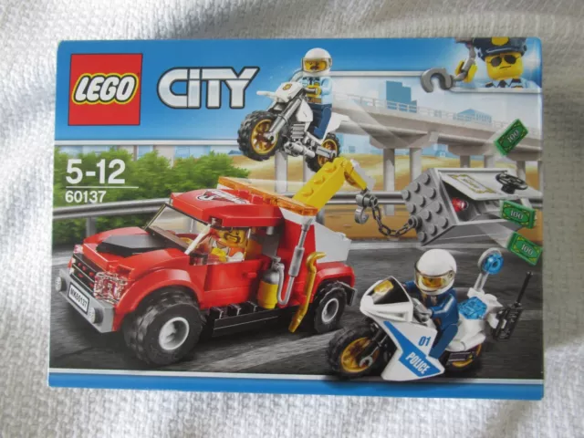 LEGO CITY TOW TRUCK TROUBLE 60137 in sealed box. check photos. retired  set
