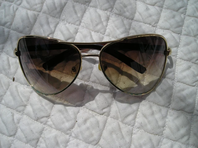 une paire de lunette de soleil femme DIOR nad in italy