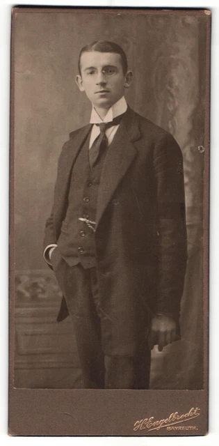 Fotografie H. Engelbrecht, Bayreuth, Portrait junger Herr im Anzug mit Krawatte