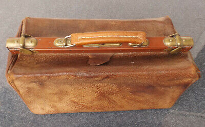 alter brauner Arztkoffer/Tasche aus Leder mit Messingbeschlägen 2
