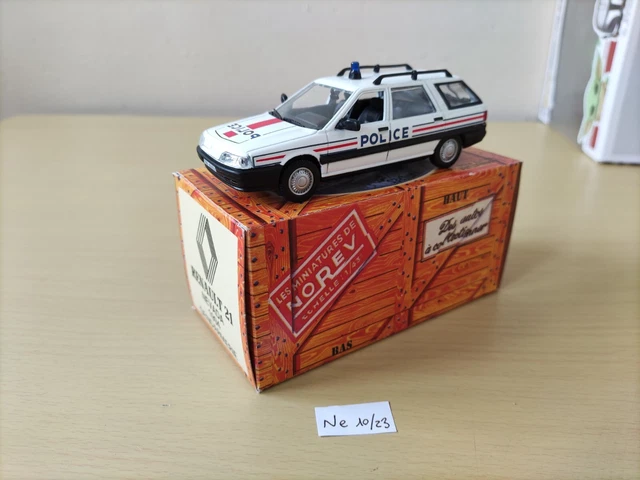 La Renault 21 Nevada Police en miniature par Norev au 1/43e La Renault 21 Nevada Police en miniature par Norev au 1/43e