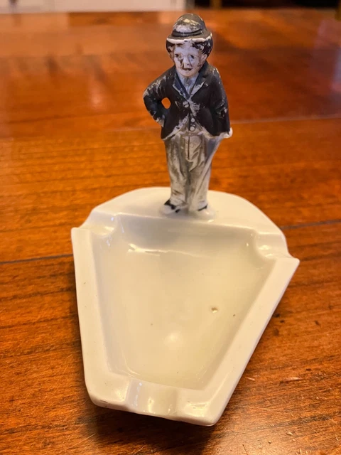 Petit et ancien cendrier porcelaine surmonté de Charlie-Chaplin