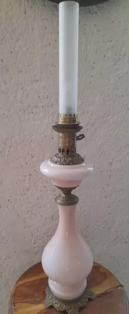 Très grande lampe à pétrole ancienne opaline rose 60,5 cm