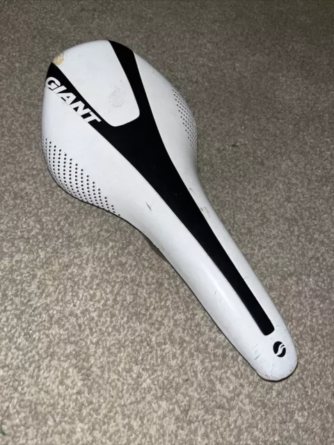 Giant performance 2024 road saddle