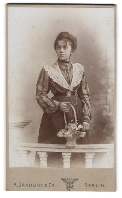 Fotografie A. Jandorf & Co., Berlin, Spittelmarkt 16 /17, Junge Dame im festlic
