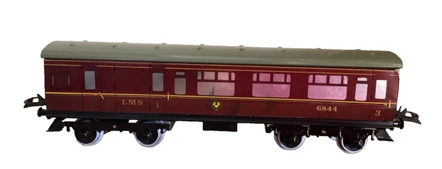 HORNBY O GAUGE (Middleton) NO.2 LMS CORRIDOR COACH. Maroon/Grey