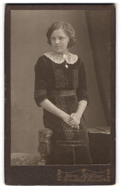 Photography Hermann Krätzer, Dresden-A.1, Rosenstrasse 48, young woman with heart