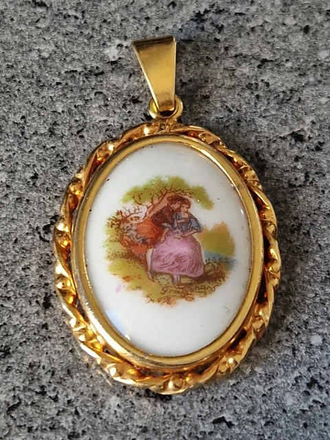 BROCHE DE LIMOGES vintage en porcelaine française avec scène romantique