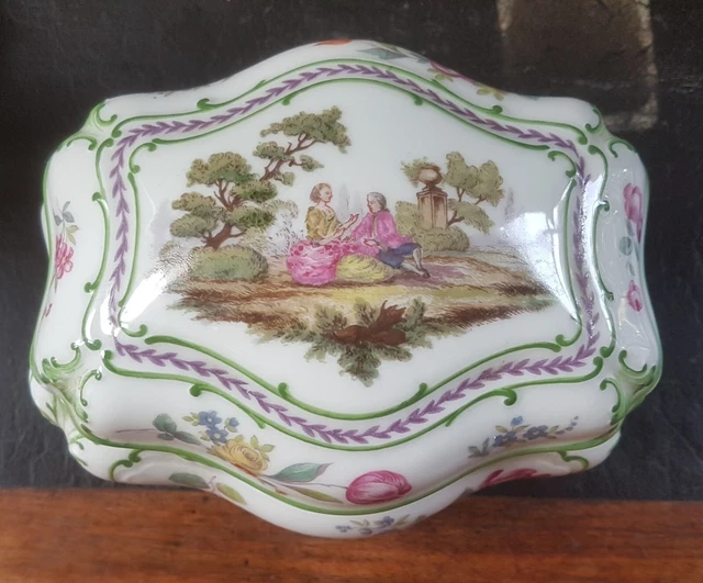 Ancienne grande bonbonnière en porcelaine de Paris ? Saxe ? décor scène galante