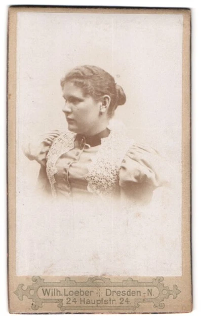 Fotografie Wilhelm Loeber, Dresden, Hauptstr. 24, Portrait junge Dame trägt Blu
