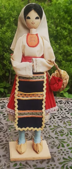 Puppe aus Holz aus Bulgarien Trachtenpuppe 26 cm alt Handarbeit Souvenir Sammler