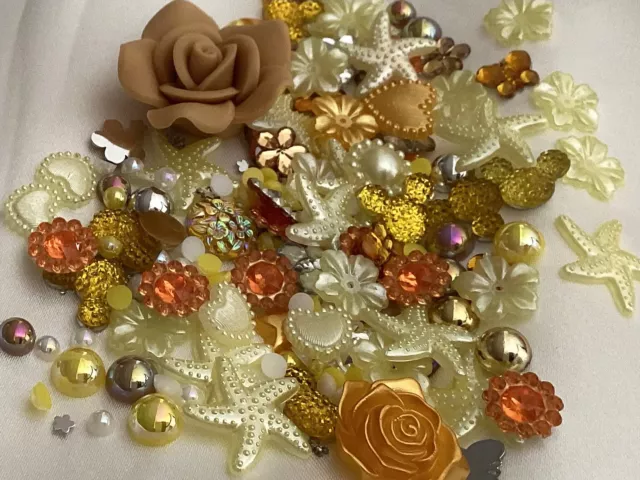 200 x GEMISCHTE FLACHE RÜCKENHARZ & ACRYL CABOCHONS, VERZIERUNGEN & GROSSE BLUME.