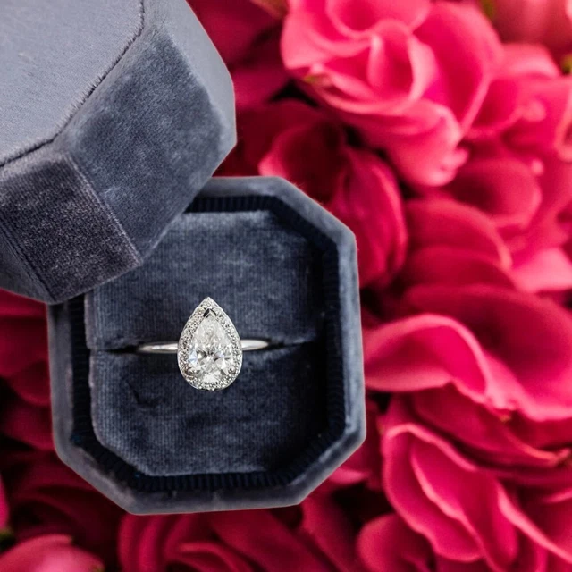 Bague De Fiançailles En Moissanite Taille Poire 2,30 Ct - Or Blanc Massif 14k - Taille 6.5 - Marque Saumya