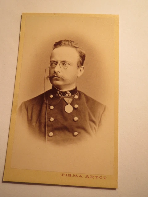 Wien - Soldat mit Bart & Zwicker in Uniform mit Orden - Portrait / CDV