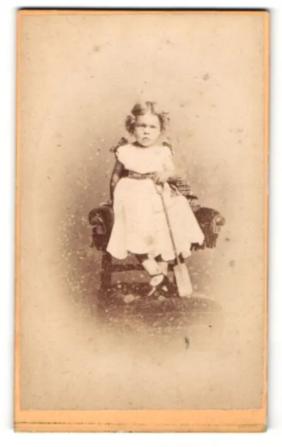 Fotografie David Medges, Lytham, Kleines Mädchen in weißem Kleid mit kariertem