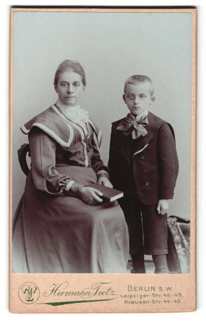 Fotografie Hermann Tietz, Berlin, Portrait charmante Frau mit kleinen Junge
