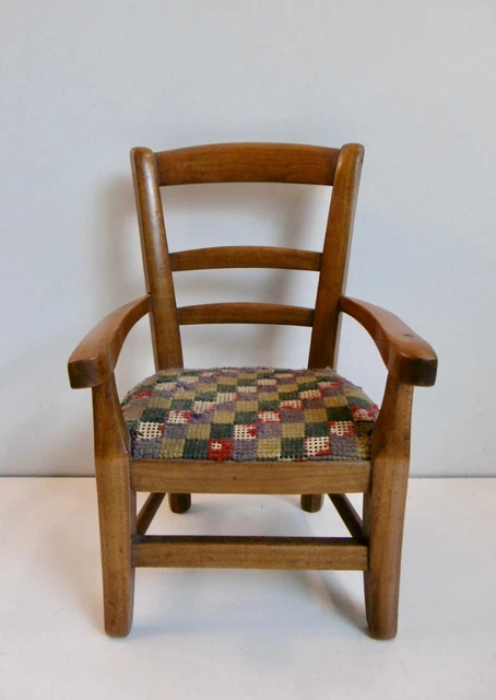 Petite chaise à poupée vintage en bois – assise paillée – style ancien Charmante petite chaise