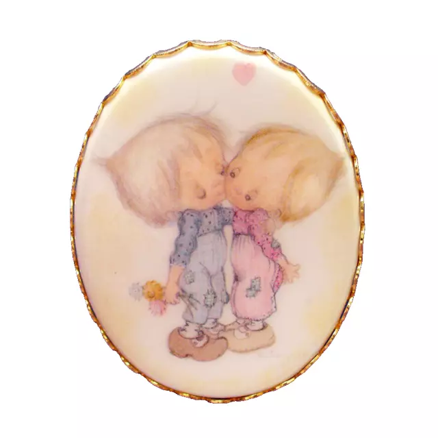 RARE Hallmark PIN Cameo Vintage BETSEY CLARK & BEAU Kissing SWEETHEARTS 1973