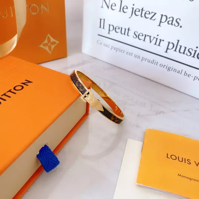 Shop Louis Vuitton MONOGRAM Lv circle reversible bracelet (M6268E, M6268F,  M6173E, M6173F) by TAKASho