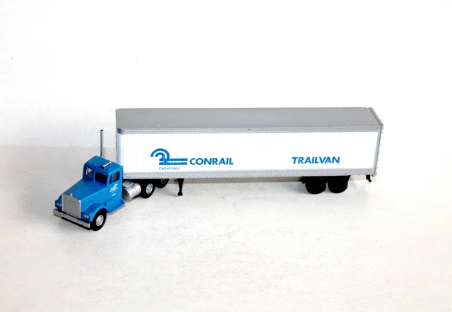 Maqueta de camión: tipo intermedio MAZ-537G con semirremolque MAZ
