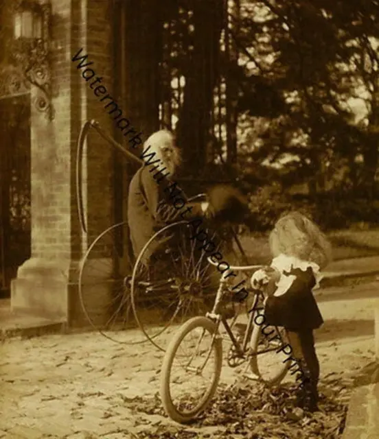 FREAKY ODD CREEPY STRANGE WEIRD SPOOKY Man w/Sicle Sees Child VINTAGE PIC D16
